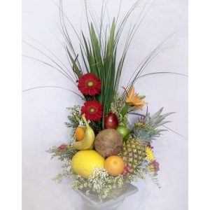 Cestos con flores y frutas naturales